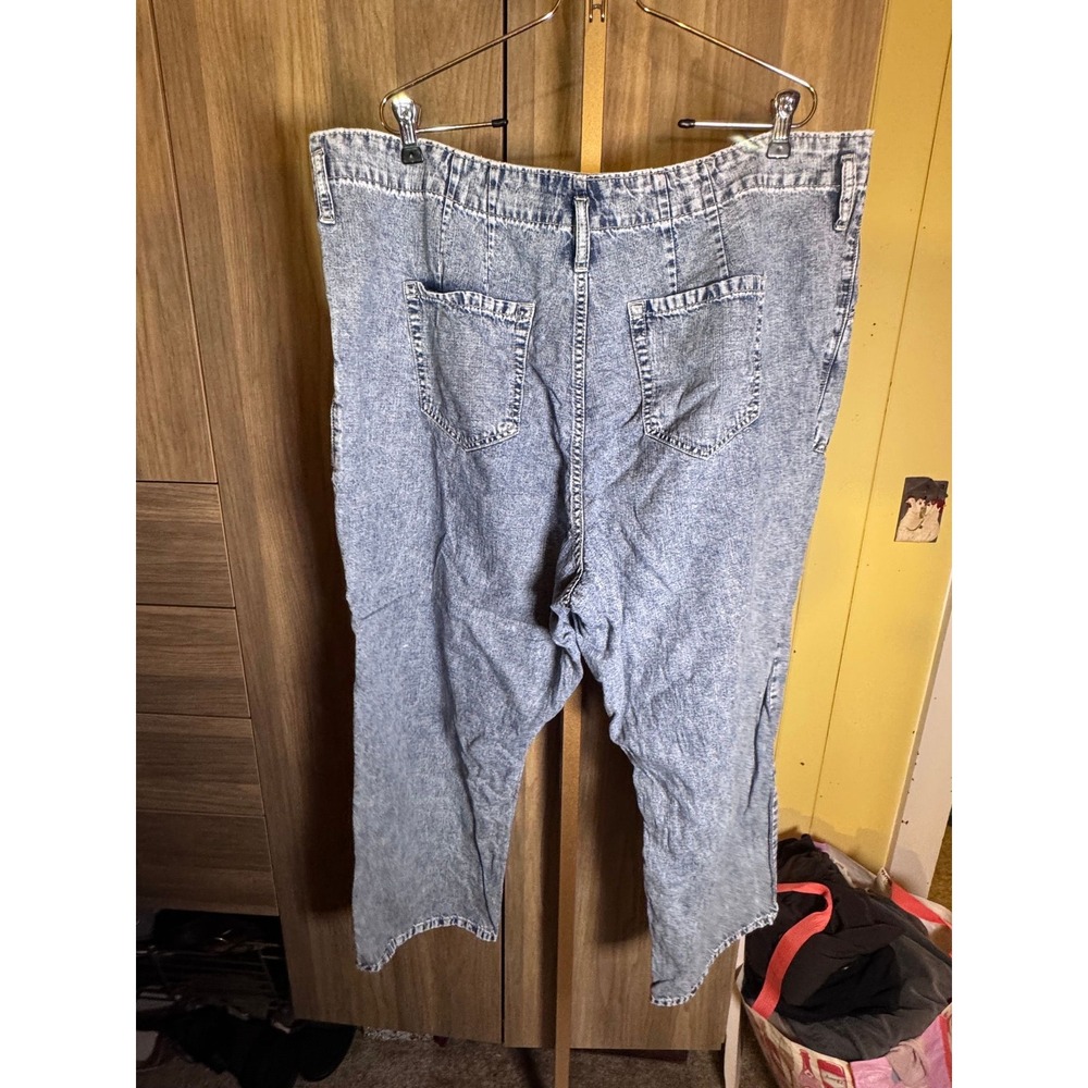 P29. Torrid Acid Wash Utility Wide Leg Cropped Jeans Light Blue Plus Size 18R - Picture 3 of 3